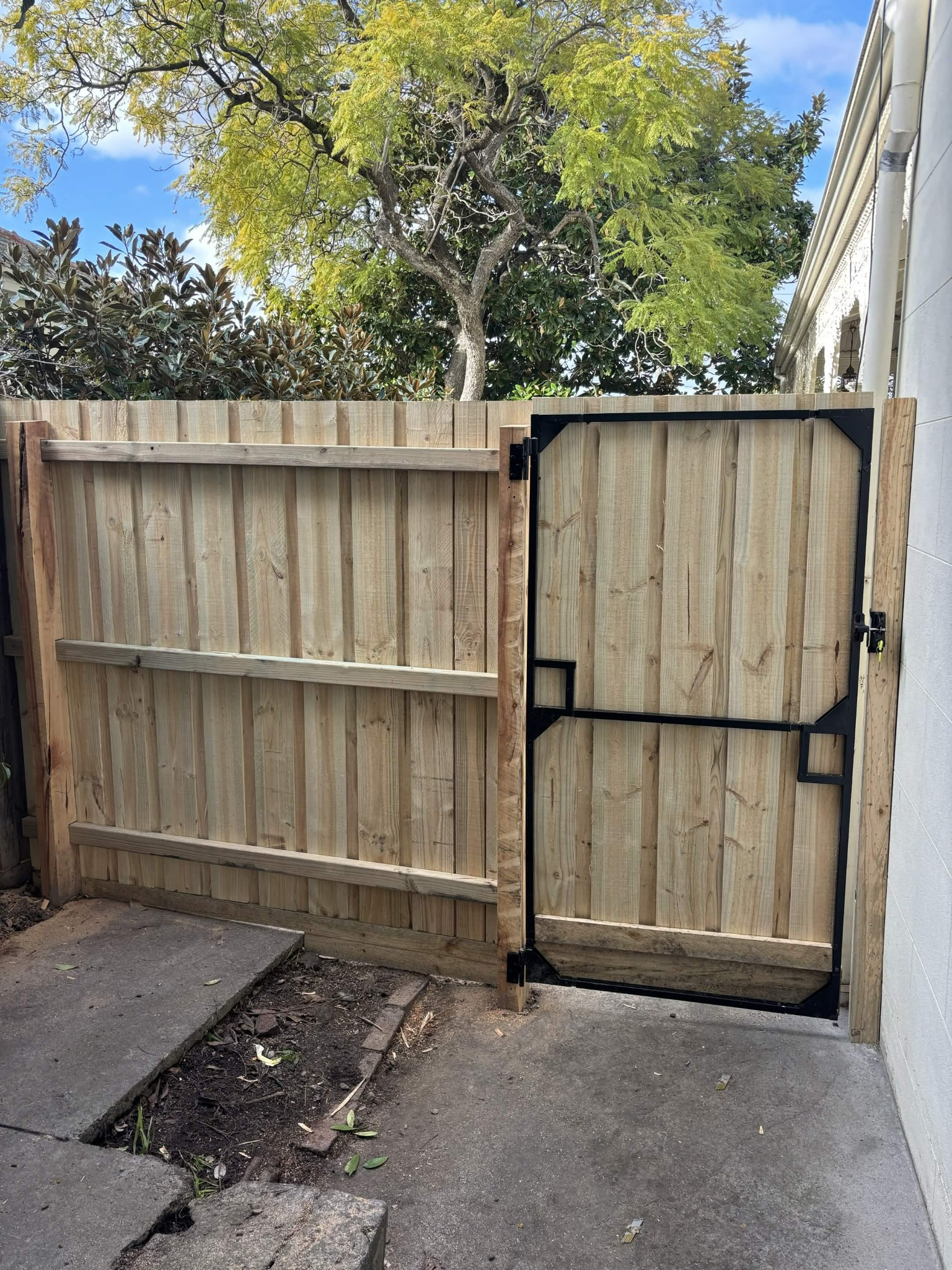 Timber paling fence installation in Melbourne by Ruve Fencing